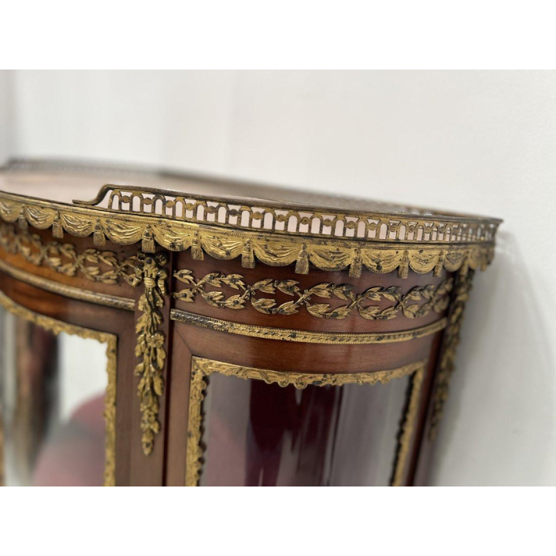 Vitrine galbée de style Napoléon III en acajou et placage, XXᵉ siècle