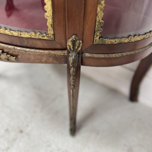 Vitrine galbée de style Napoléon III en acajou et placage, XXᵉ siècle