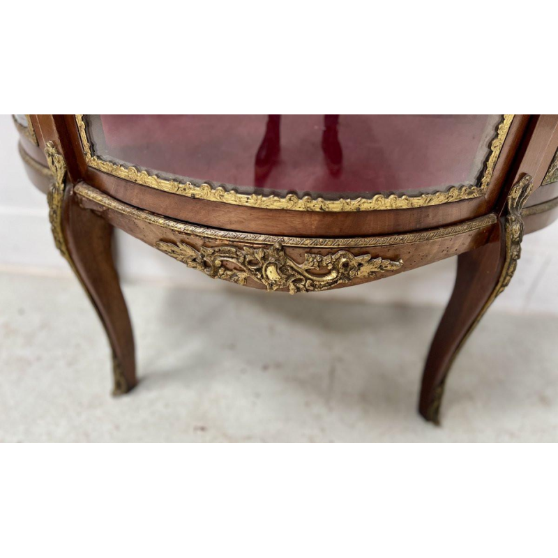 Vitrine galbée de style Napoléon III en acajou et placage, XXᵉ siècle