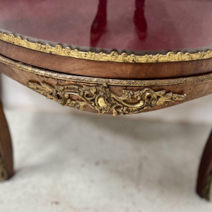 Vitrine galbée de style Napoléon III en acajou et placage, XXᵉ siècle