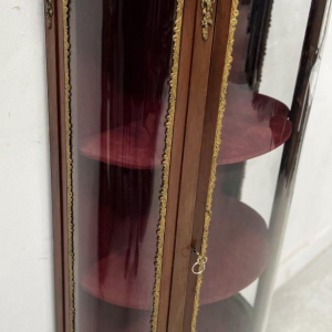Vitrine galbée de style Napoléon III en acajou et placage, XXᵉ siècle