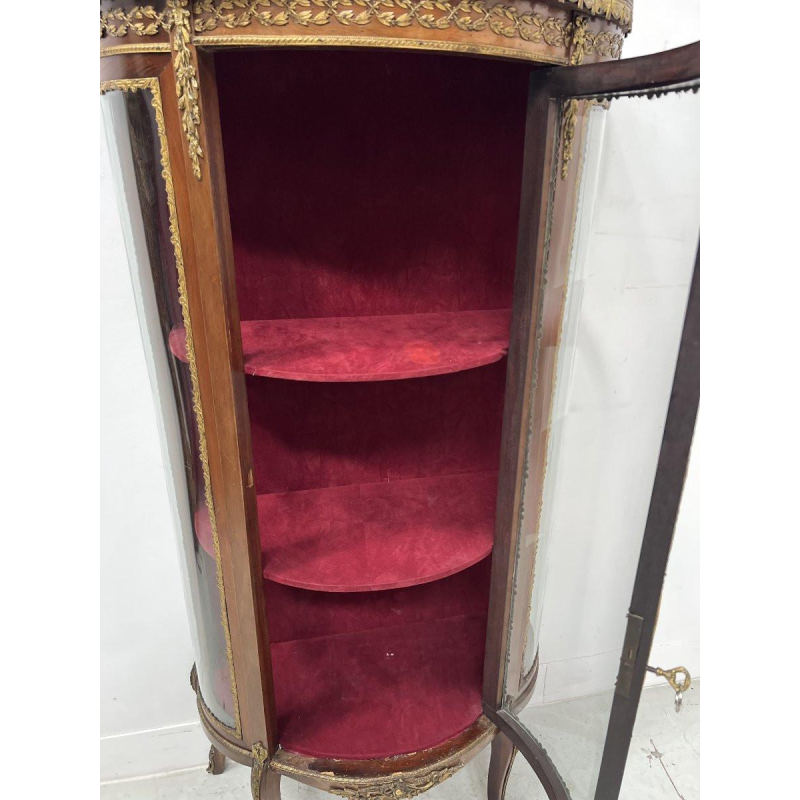 Een gebogen vitrinekast in de stijl van Napoleon III, gemaakt van mahoniehout en fineer, 20e eeuw.