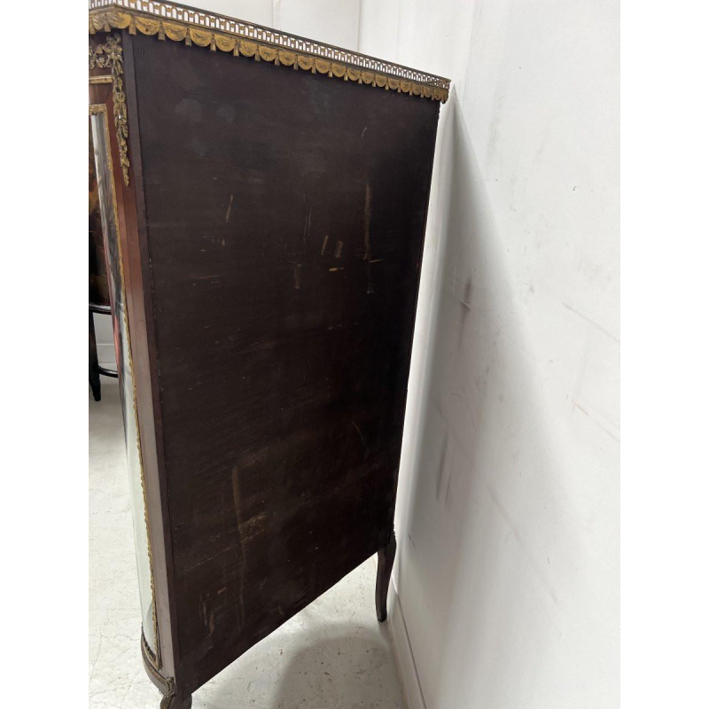Een gebogen vitrinekast in de stijl van Napoleon III, gemaakt van mahoniehout en fineer, 20e eeuw.