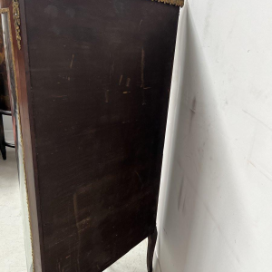 Een gebogen vitrinekast in de stijl van Napoleon III, gemaakt van mahoniehout en fineer, 20e eeuw.