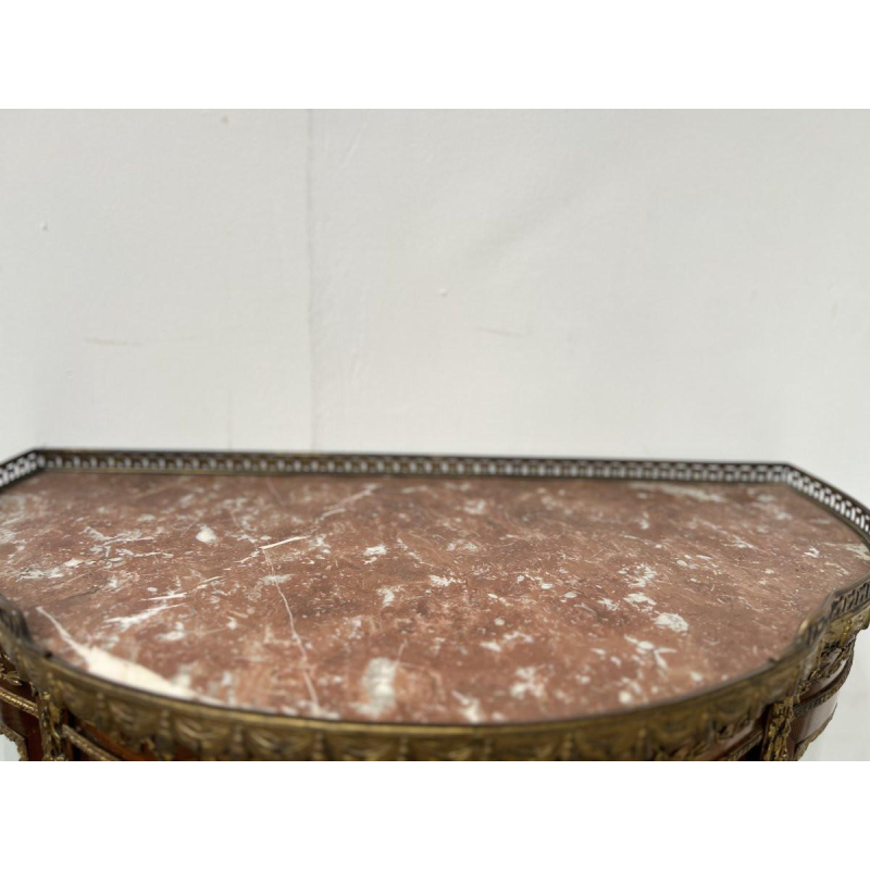 Vitrine galbée de style Napoléon III en acajou et placage, XXᵉ siècle