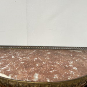 Vitrine galbée de style Napoléon III en acajou et placage, XXᵉ siècle