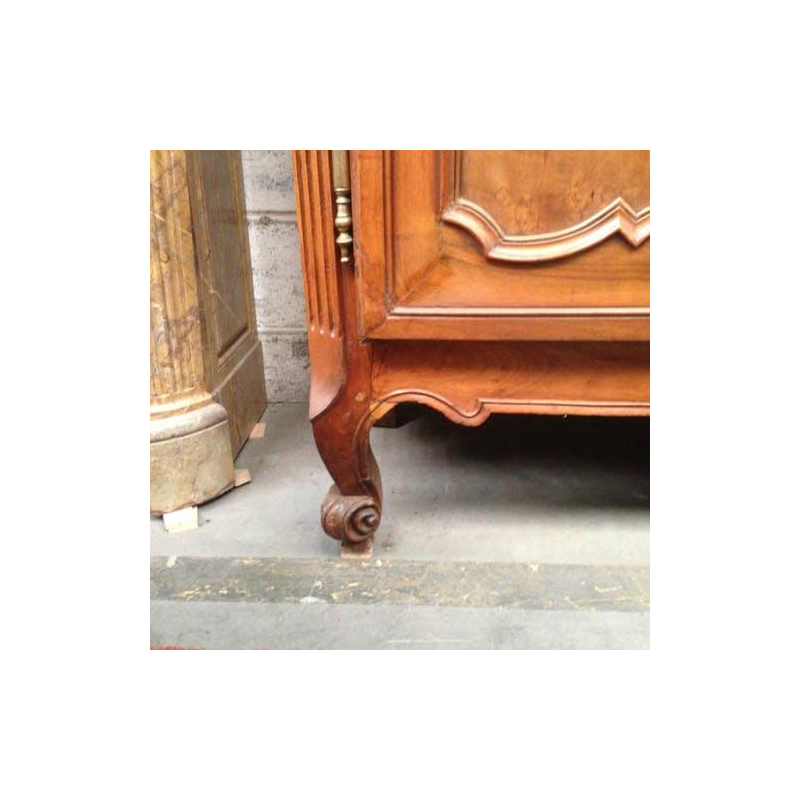 Vitrine de style Louis XV en noyer massif, XVIIIᵉ siècle