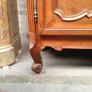 Vitrine de style Louis XV en noyer massif, XVIIIᵉ siècle