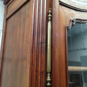 Vitrine de style Louis XV en noyer massif, XVIIIᵉ siècle