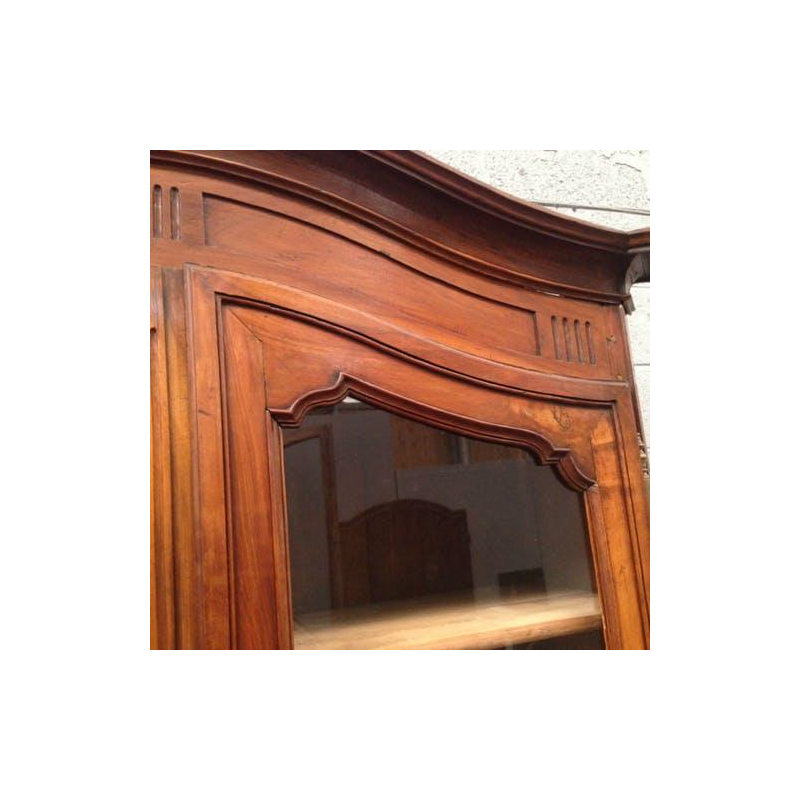 Vitrine de style Louis XV en noyer massif, XVIIIᵉ siècle