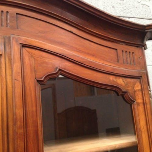 Vitrine de style Louis XV en noyer massif, XVIIIᵉ siècle