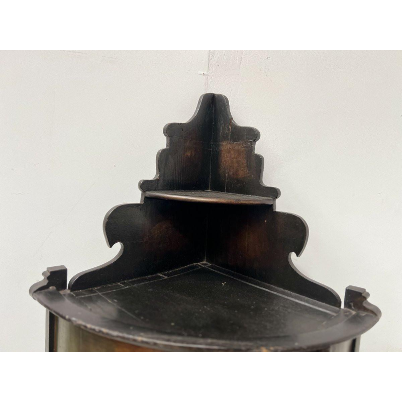 Halvemaanvormig hoekkastje uit de tijd van Napoleon III, beschilderd met een bijbelse scène, 19e eeuw.