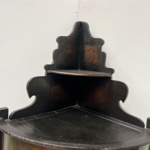 Halvemaanvormig hoekkastje uit de tijd van Napoleon III, beschilderd met een bijbelse scène, 19e eeuw.