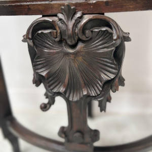 Halvemaanvormig hoekkastje uit de tijd van Napoleon III, beschilderd met een bijbelse scène, 19e eeuw.