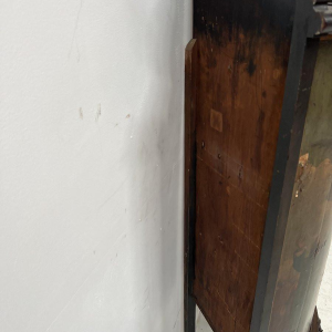 Halvemaanvormig hoekkastje uit de tijd van Napoleon III, beschilderd met een bijbelse scène, 19e eeuw.