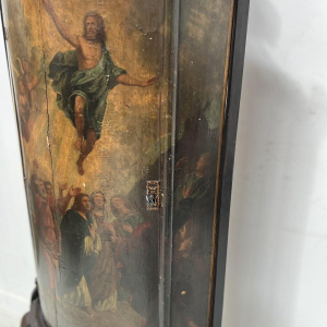 Halvemaanvormig hoekkastje uit de tijd van Napoleon III, beschilderd met een bijbelse scène, 19e eeuw.