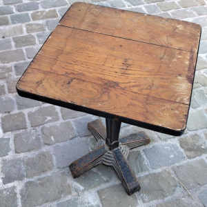 Bistrotafel met Louis Vuitton-logo, circa 1920.