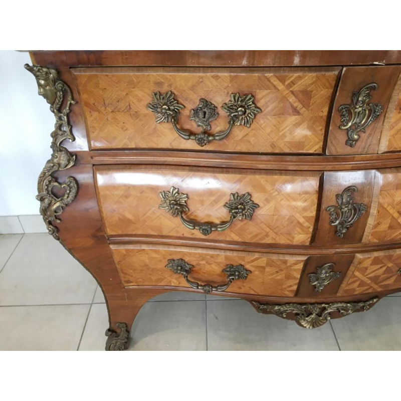 Commode in Lodewijk XIV-stijl, model "Tombeau", marqueterie en brons, midden 20e eeuw.