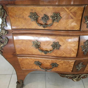 Commode de style Louis XIV, modèle « Tombeau » marqueterie et bronze, milieu XXe s