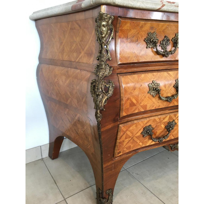 Commode in Lodewijk XIV-stijl, model "Tombeau", marqueterie en brons, midden 20e eeuw.