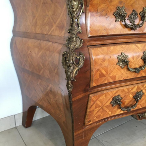 Commode de style Louis XIV, modèle « Tombeau » marqueterie et bronze, milieu XXe s