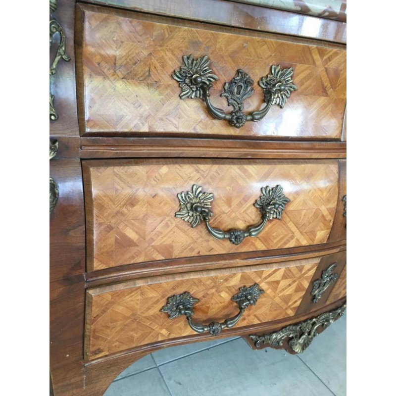 Commode in Lodewijk XIV-stijl, model "Tombeau", marqueterie en brons, midden 20e eeuw.