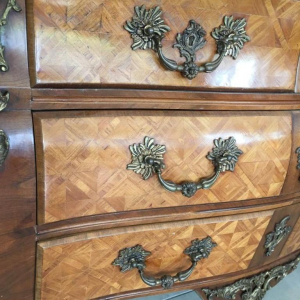 Commode de style Louis XIV, modèle « Tombeau » marqueterie et bronze, milieu XXe s