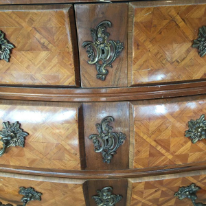 Commode in Lodewijk XIV-stijl, model "Tombeau", marqueterie en brons, midden 20e eeuw.