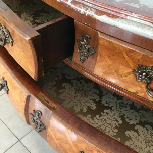 Commode de style Louis XIV, modèle « Tombeau » marqueterie et bronze, milieu XXe s