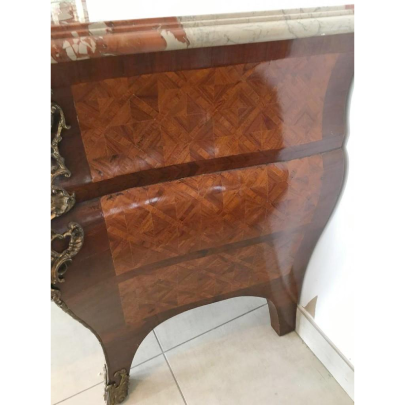 Commode in Lodewijk XIV-stijl, model "Tombeau", marqueterie en brons, midden 20e eeuw.
