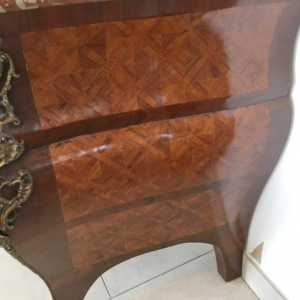 Commode de style Louis XIV, modèle « Tombeau » marqueterie et bronze, milieu XXe s