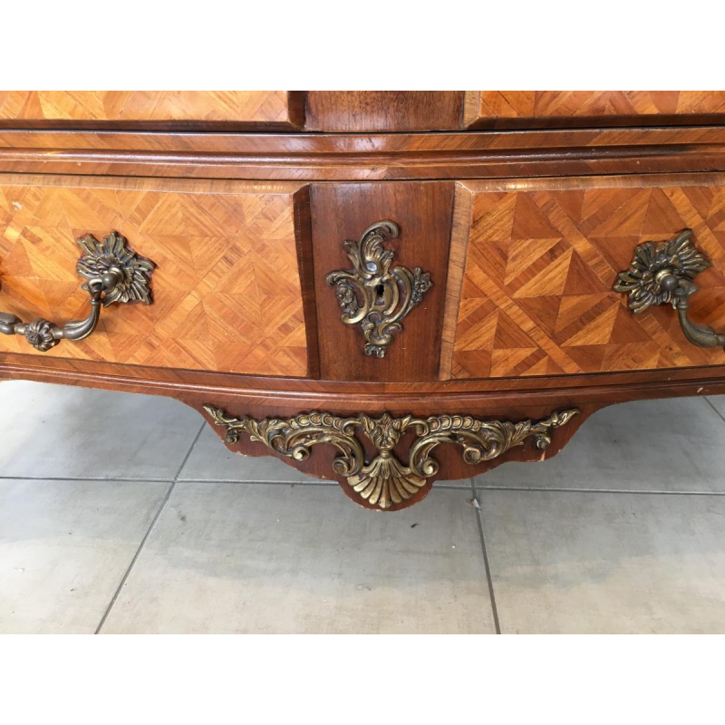 Commode in Lodewijk XIV-stijl, model "Tombeau", marqueterie en brons, midden 20e eeuw.