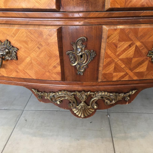 Commode in Lodewijk XIV-stijl, model "Tombeau", marqueterie en brons, midden 20e eeuw.