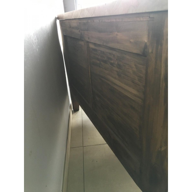 Commode in Lodewijk XIV-stijl, model "Tombeau", marqueterie en brons, midden 20e eeuw.