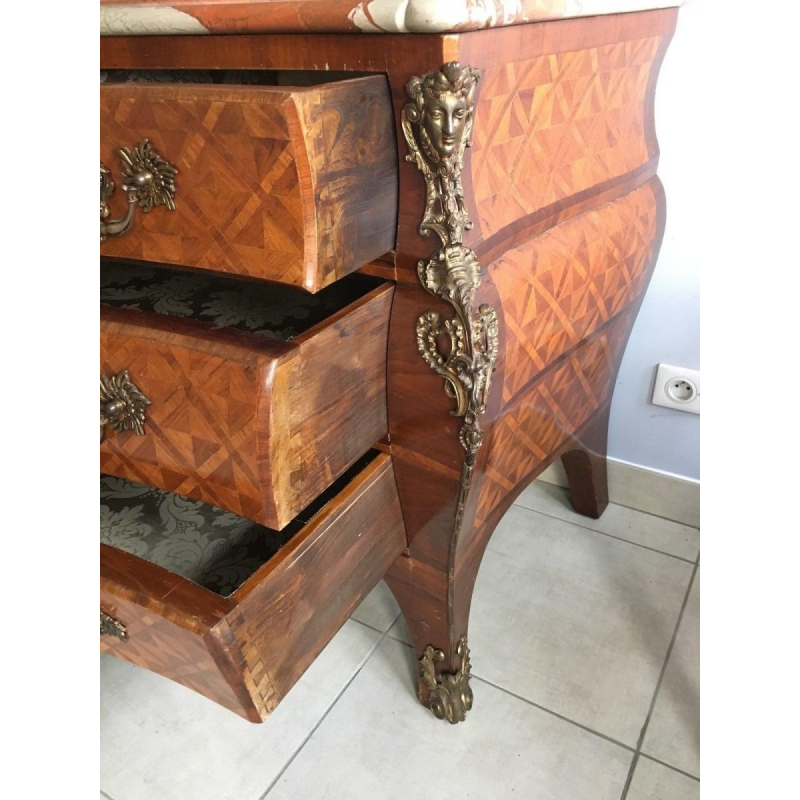 Commode de style Louis XIV, modèle « Tombeau » marqueterie et bronze, milieu XXe s