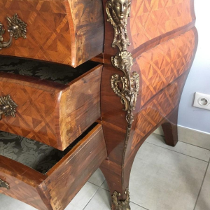 Commode in Lodewijk XIV-stijl, model "Tombeau", marqueterie en brons, midden 20e eeuw.