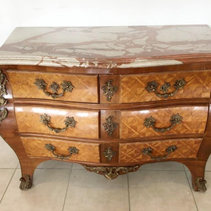 Commode de style Louis XIV, modèle « Tombeau » marqueterie et bronze, milieu XXe s