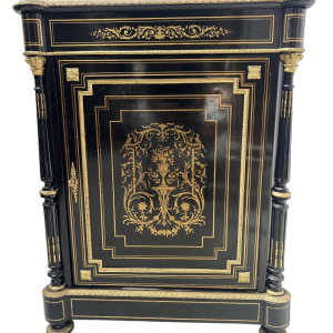 Meuble Napoléon III à une porte, en bois noirci et marqueterie de laiton, XIXᵉ siècle