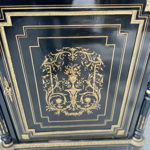 Kast in Napoleon III-stijl met één deur, van geëboniseerd hout en messing marqueterie, 19e eeuw.