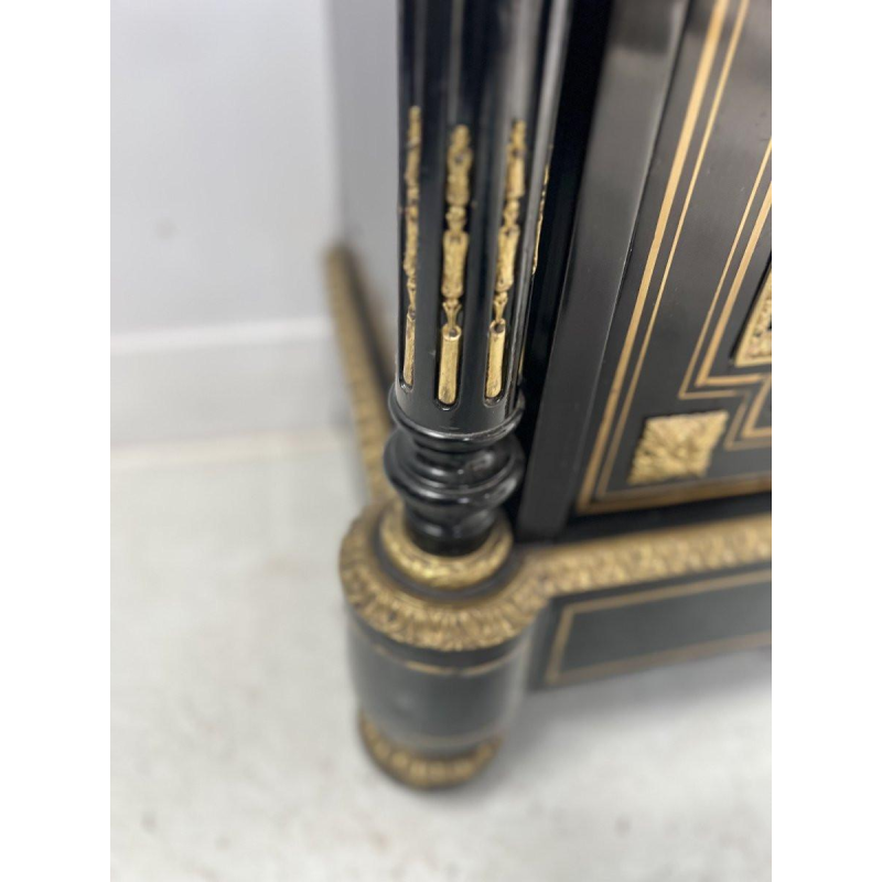 Meuble Napoléon III à une porte, en bois noirci et marqueterie de laiton, XIXᵉ siècle