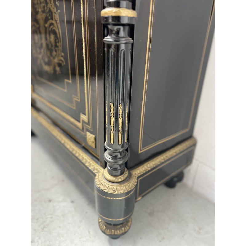 Kast in Napoleon III-stijl met één deur, van geëboniseerd hout en messing marqueterie, 19e eeuw.
