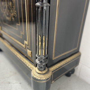 Meuble Napoléon III à une porte, en bois noirci et marqueterie de laiton, XIXᵉ siècle
