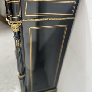 Meuble Napoléon III à une porte, en bois noirci et marqueterie de laiton, XIXᵉ siècle