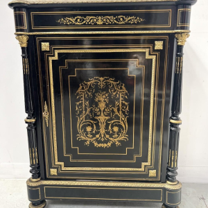 Kast in Napoleon III-stijl met één deur, van geëboniseerd hout en messing marqueterie, 19e eeuw.