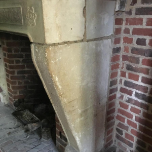 Cheminée ancienne à trumeau, pierre de Bourgogne, fin XVIIᵉ – début XVIIIᵉ siècle