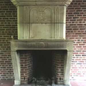 Cheminée ancienne à trumeau, pierre de Bourgogne, fin XVIIᵉ – début XVIIIᵉ siècle