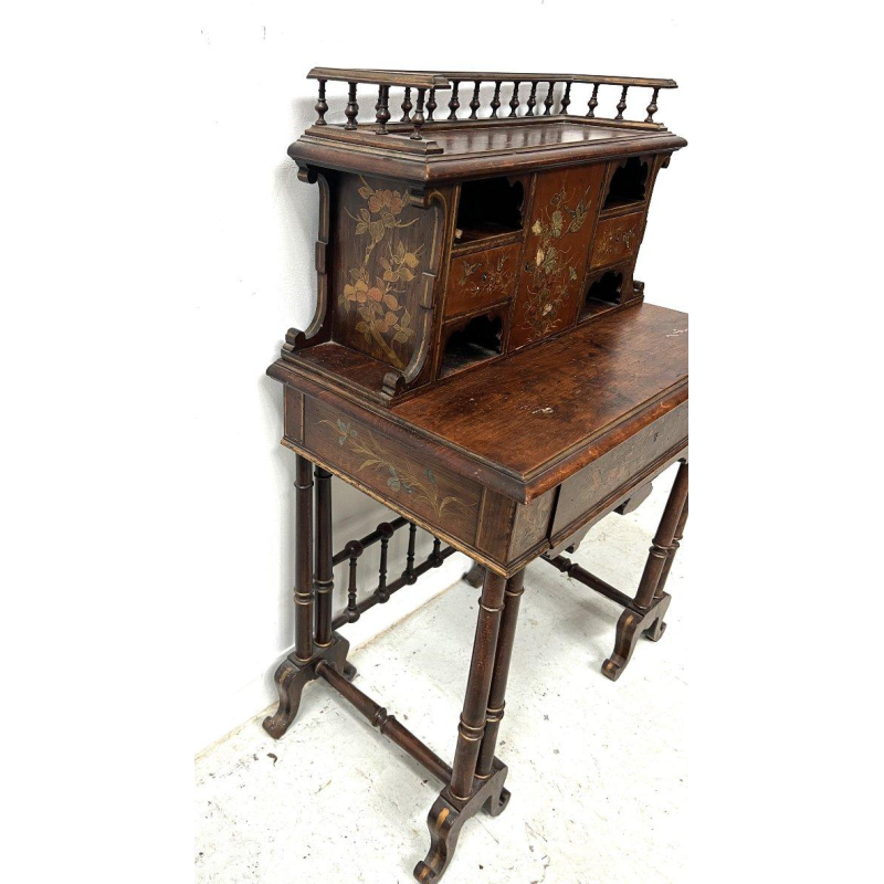 Houten bureau met meerdere niveaus, versierd in Japanse stijl met vogels en bloemen, eind 19e eeuw.