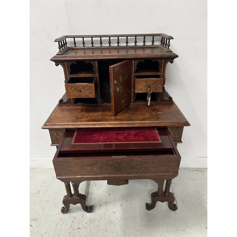 Bureau à gradins en bois, décor japonisant d’oiseaux et de fleurs, fin XIXᵉ siècle