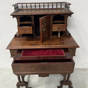 Houten bureau met meerdere niveaus, versierd in Japanse stijl met vogels en bloemen, eind 19e eeuw.