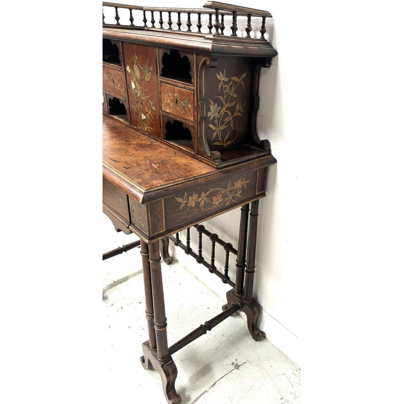 Bureau à gradins en bois, décor japonisant d’oiseaux et de fleurs, fin XIXᵉ siècle